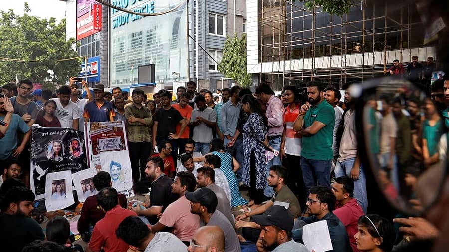 <div class="paragraphs"><p>ನವದೆಹಲಿಯ ಓಲ್ಡ್ ರಾಜೇಂದ್ರ ನಗರದ ಕಟ್ಟಡಕ್ಕೆ ನೀರು ನುಗ್ಗಿದ ಪರಿಣಾಮ ಮೂವರ ಸಾವಿಗೆ ಕಾರಣರಾದವರ ವಿರುದ್ಧ ಕ್ರಮಕ್ಕೆ ಒತ್ತಾಯಿಸಿ ವಿದ್ಯಾರ್ಥಿಗಳು ಧರಣಿ ನಡೆಸಿದರು</p></div>